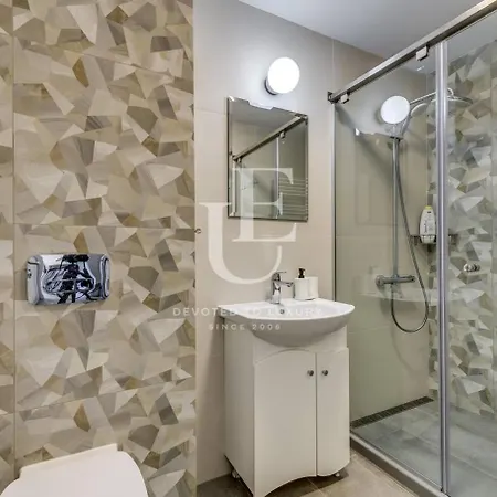 Paris A Sunny 2- Bedroom With Parking Apartament